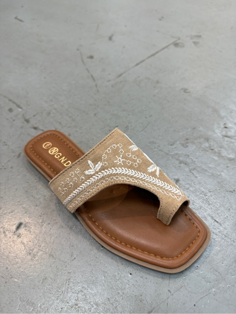 G.N.D. BEi ge
Embroidered Toe-Loop Slide Sandal